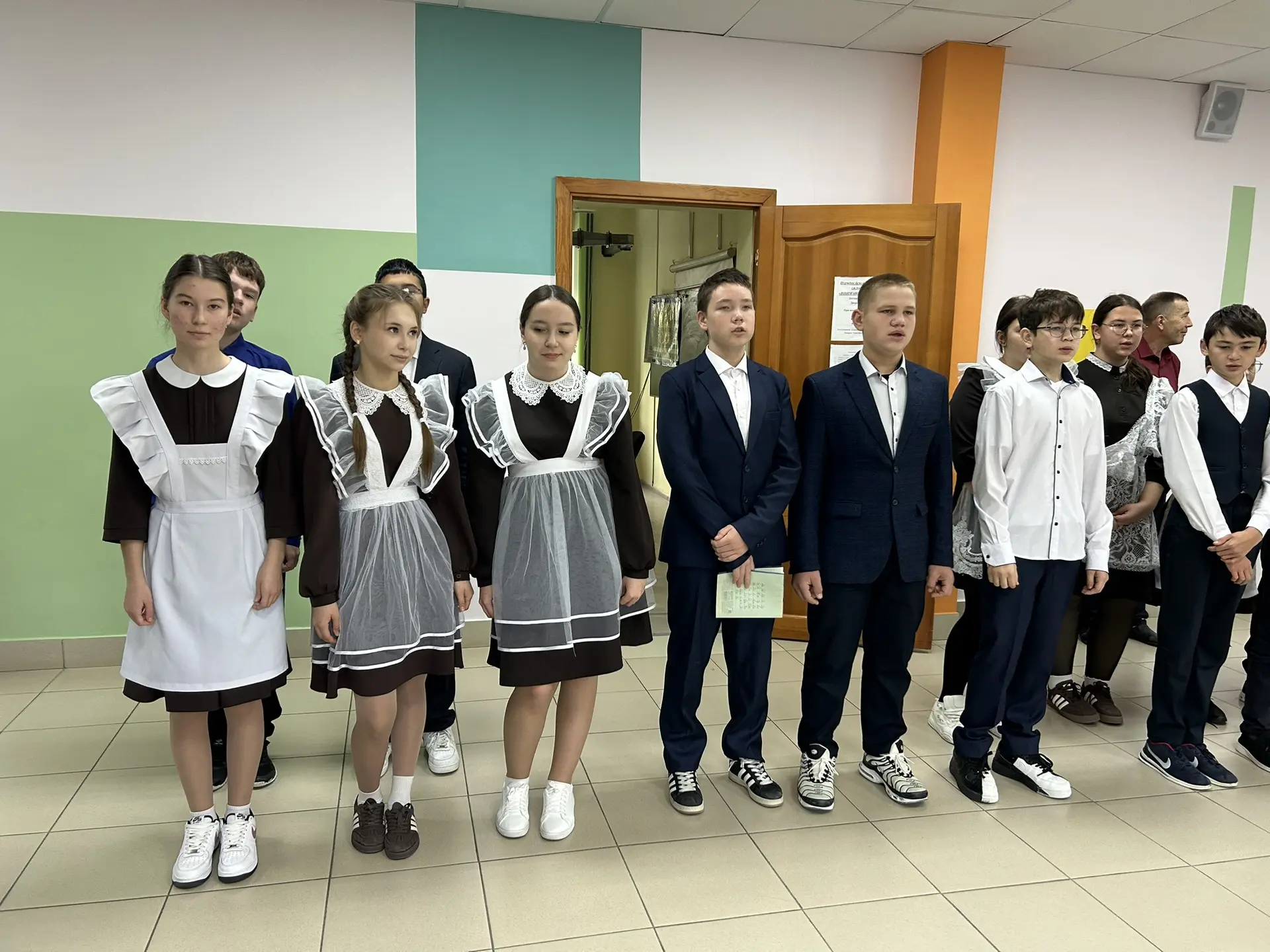 🇷🇺Утро понедельника в нашей школе традиционно началось с торжественной линейки, внесе...