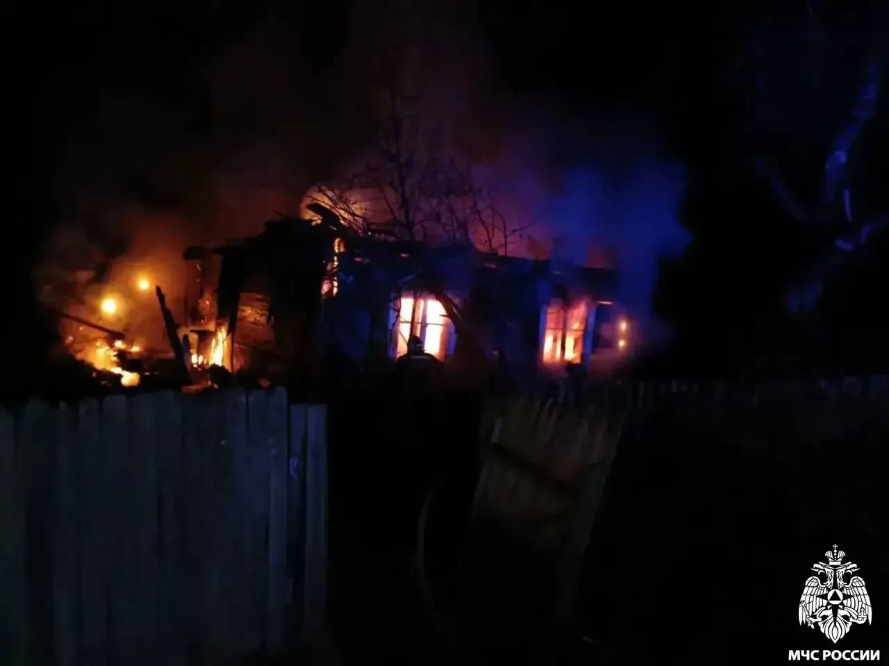 В поселке Березайка Тверской области пожар уничтожил крышу и повредил внутреннюю отделк...