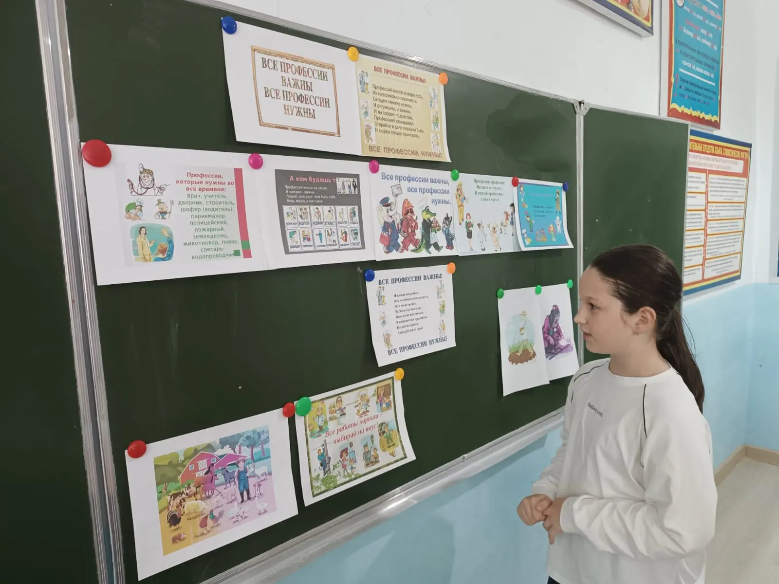 Сегодня в 3 «А» и 4 «В» классах прошли  классные часы на тему «Профессии моих родителей...