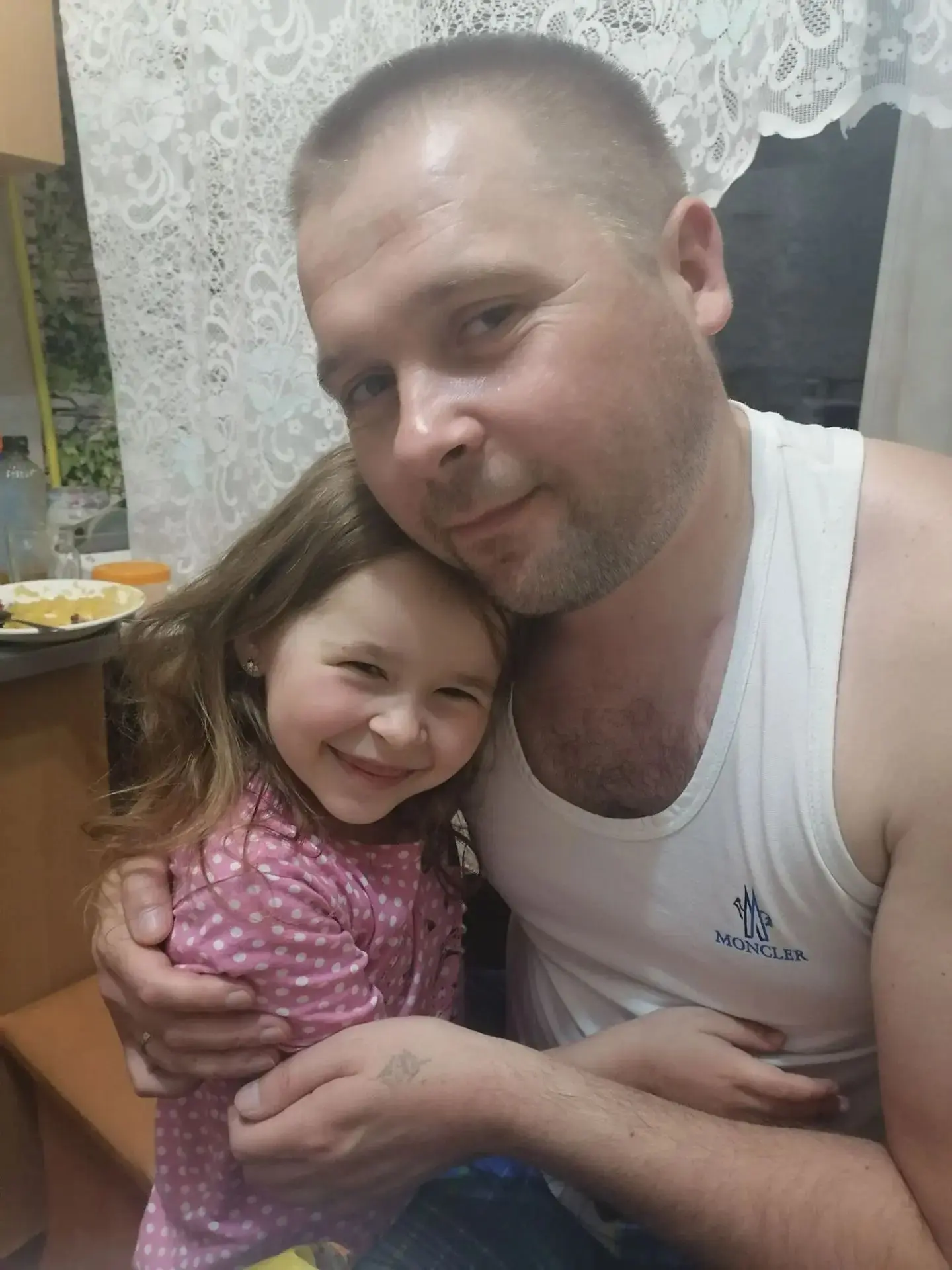 Рогоза Василиса, учащаяся 6 класса поздравляет своего любимого папу с Днём отца: