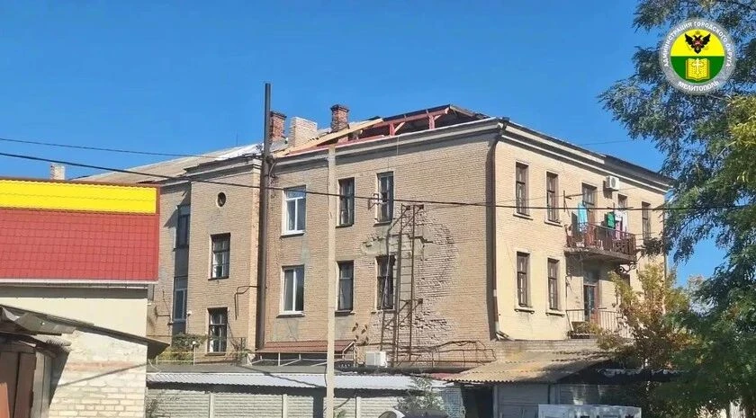 🏠 В Мелитополе ремонтируют крыши двух домов — помогают шефы из Архангельска