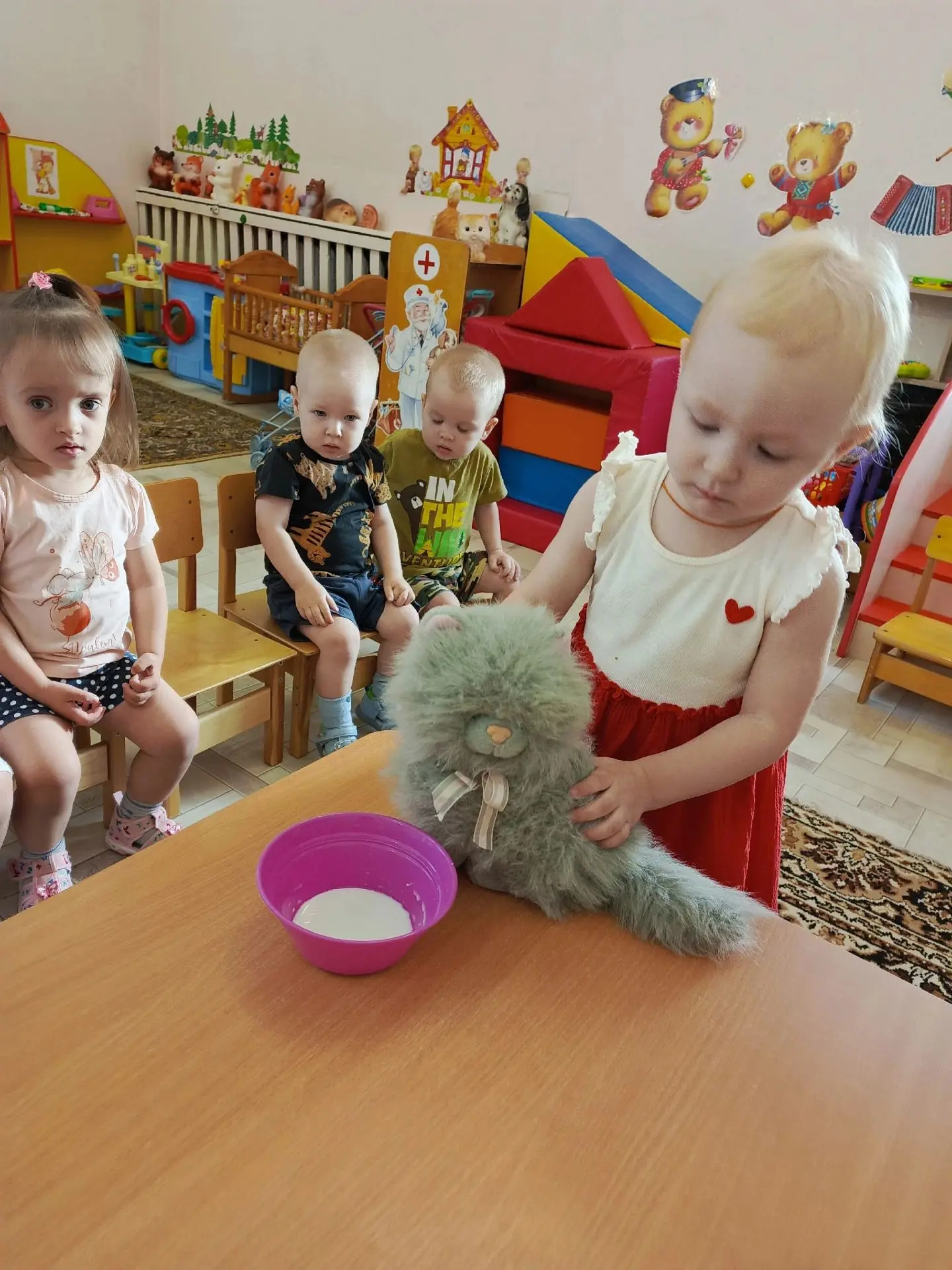 👶 К детям группы "Кроха" на прошлой неделе в гости приходила кошечка. 🐈