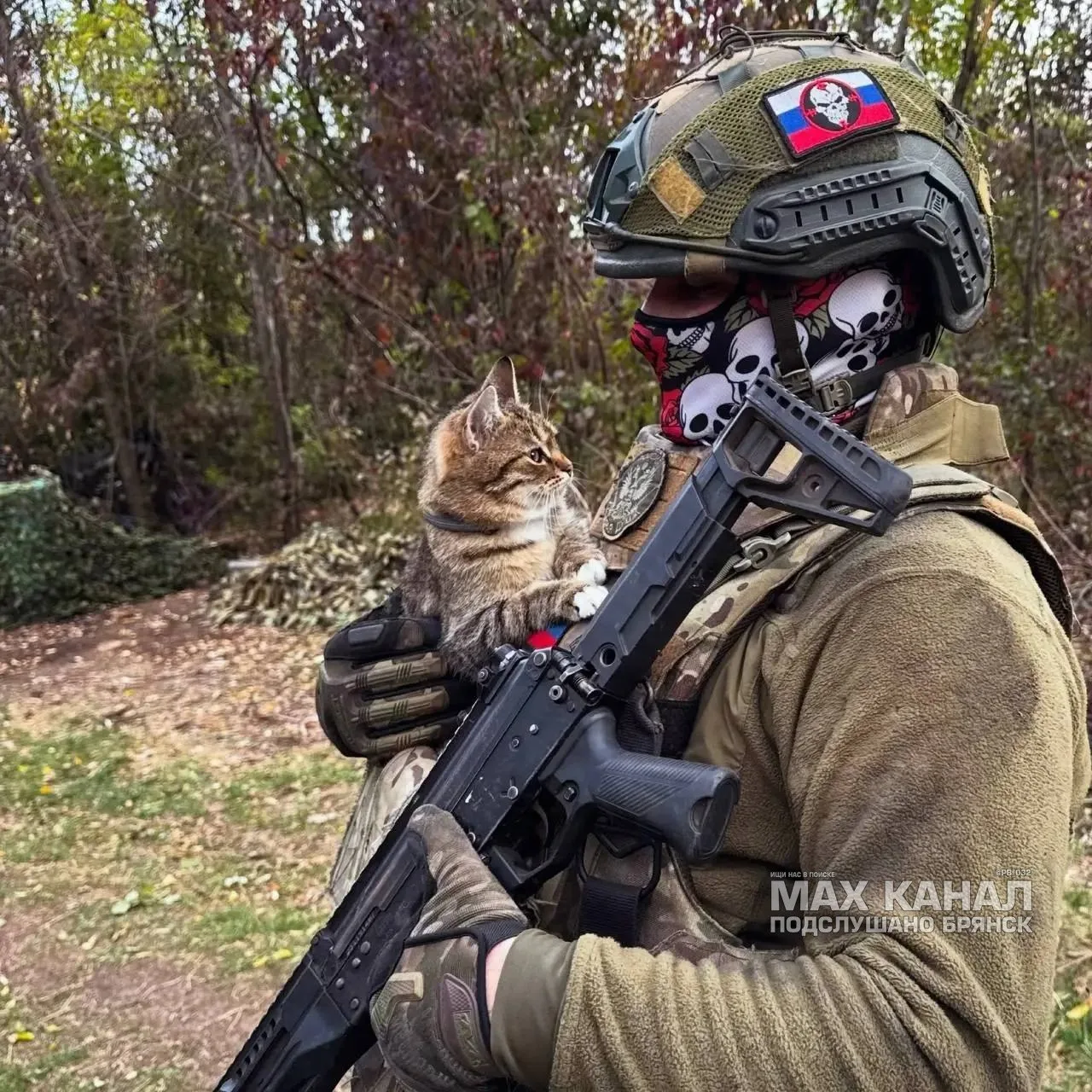 Боец поделился фотографией со своим питомцем. На снимке запечатлены оба.