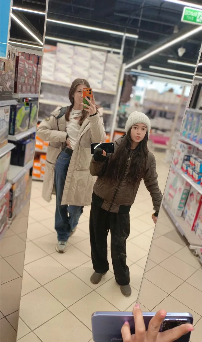 Девочками шарахались по магазу, точнее бегали за масенькой 🤭а папа искал костюм 🕴️