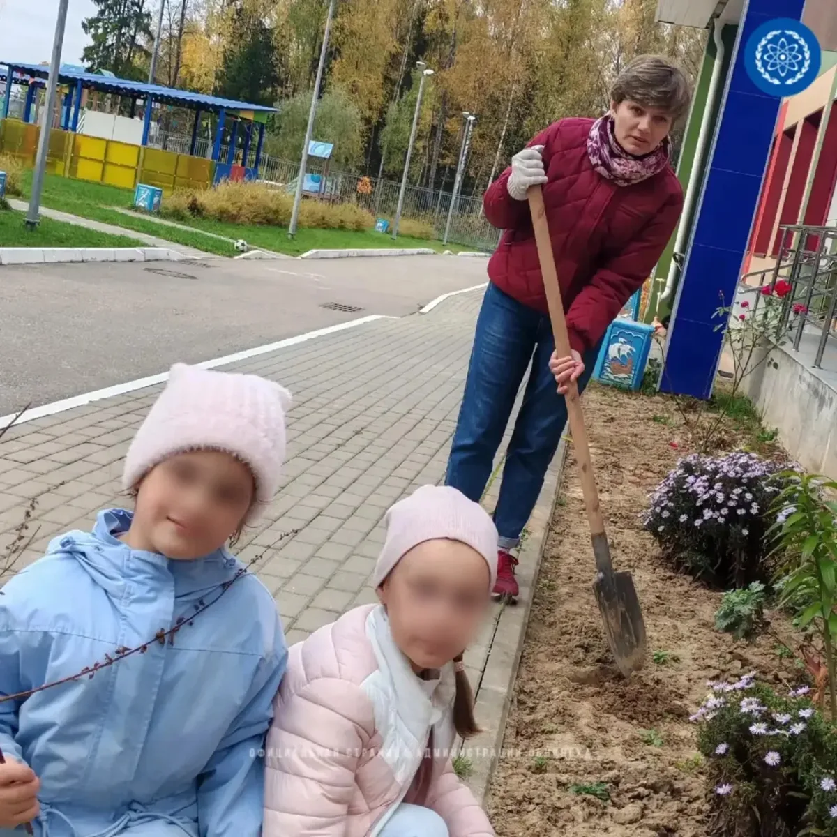 Взрослые порой бросают мимо урны и даже не замечают. А вот малыши из группы «Колокольчи...