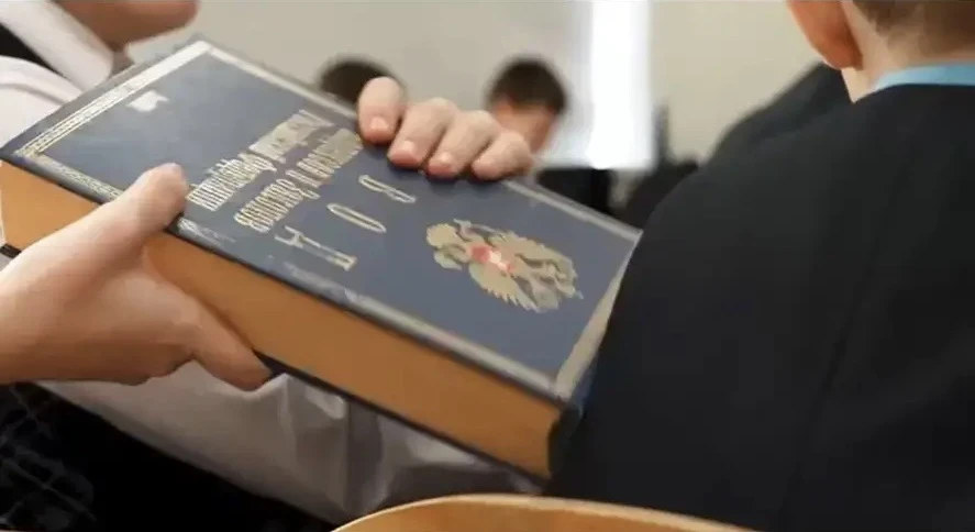 РАЗЛОЖИЛИ ЗАКОНЫ ПО ПОЛОЧКАМ
