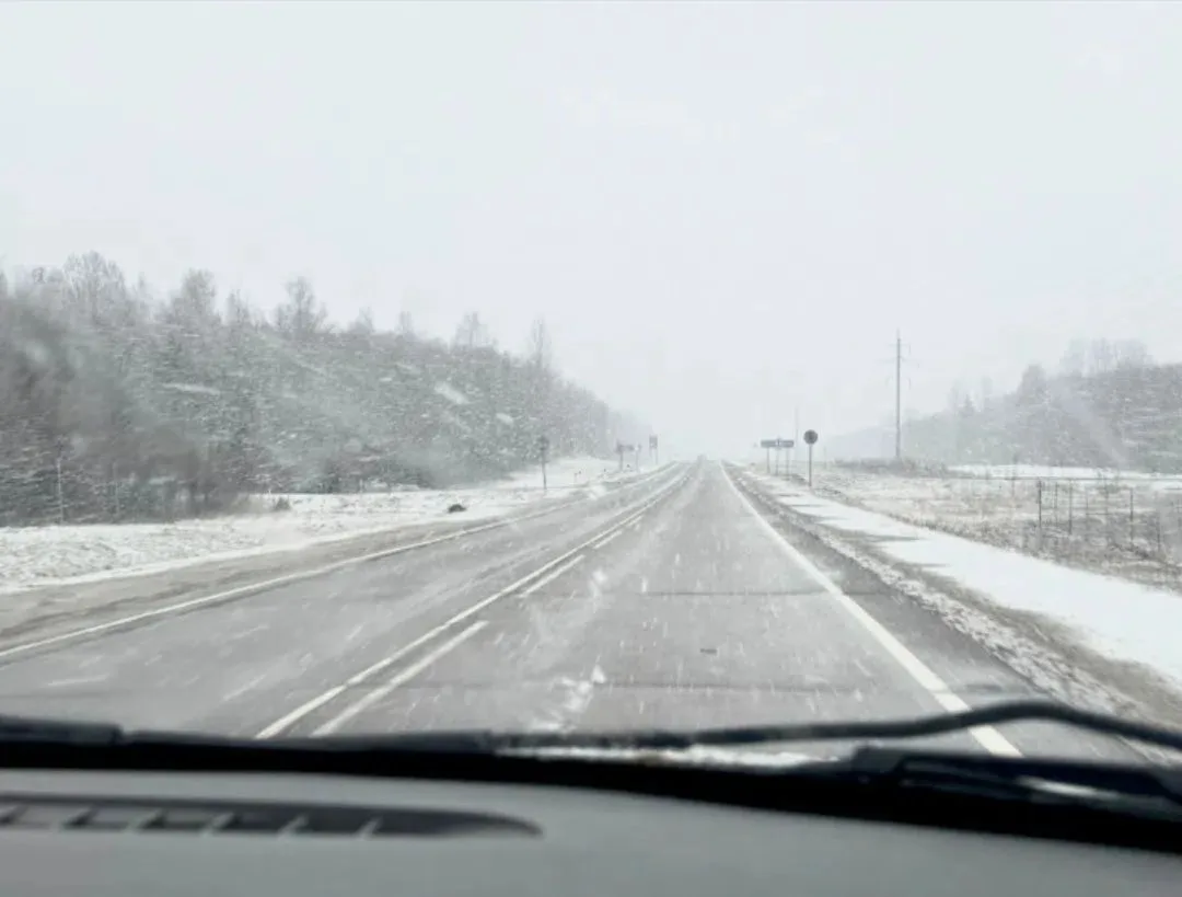 Первый снег по трассе в сторону Белозерска