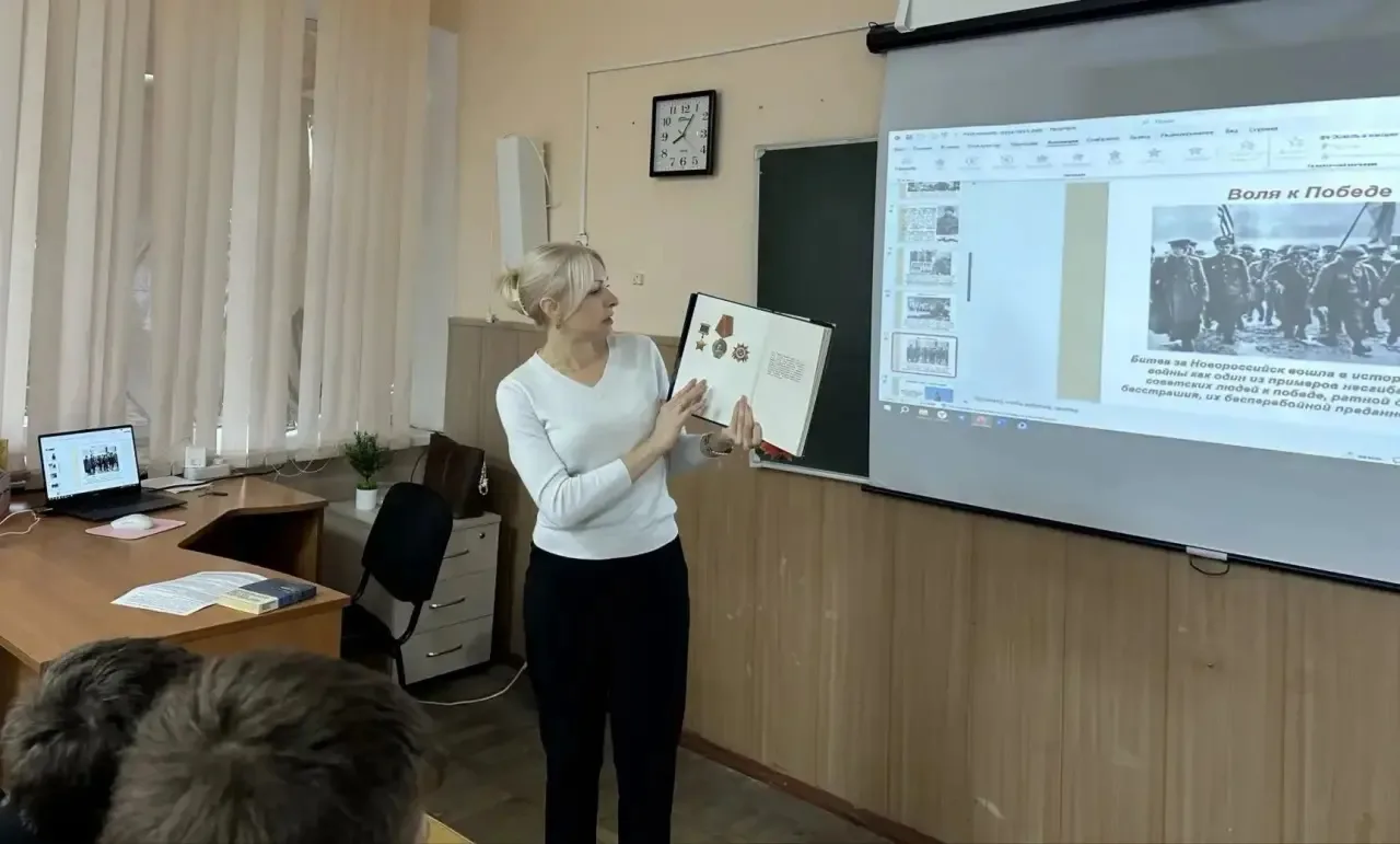 📚 Сегодня в 6 «Д» классе педагог-библиотекарь провела урок мужества «Город-герой Новор...