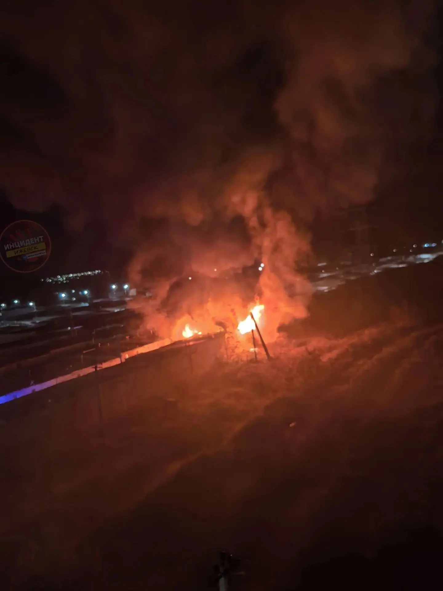 🔥 ️г. Ижевск, ул. Союзная - пожар в ГСК «Дружба». Повреждены 4 гаража и 2 автомобиля н...