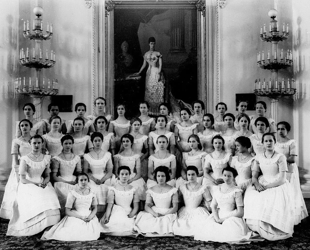 Последний выпуск воспитанниц Смольного института в Петрограде. 1917 год.