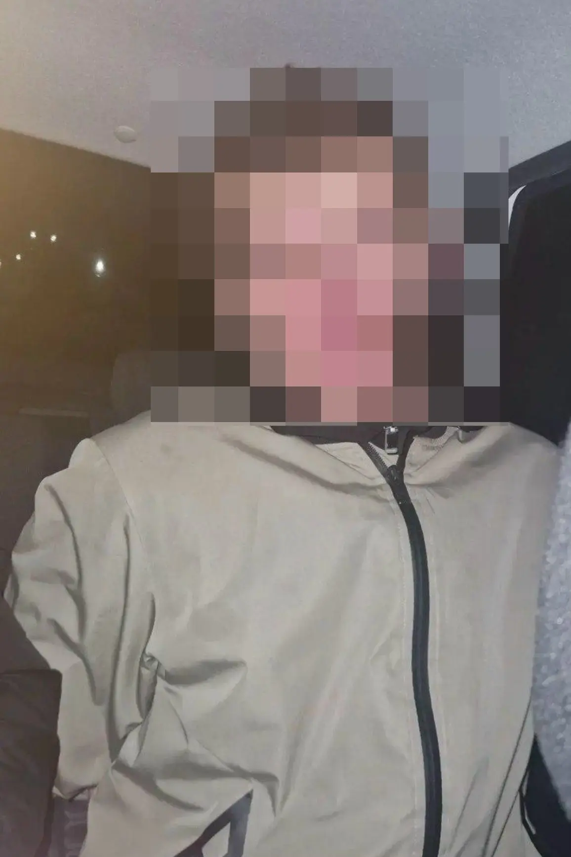 4 октября вспыхнул торговый павильон на Муринской дороге. Пламя в считанные минуты охва...
