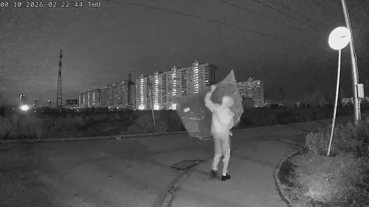 Автоворы в Кировском районе за одну ночь разобрали машину на парковке.