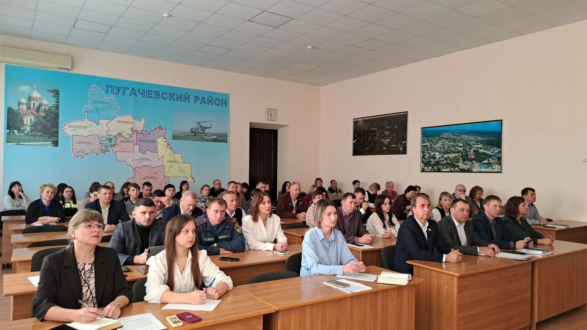 Сегодня провел постоянно действующее совещание, в ходе которого рассмотрели ряд вопросов.