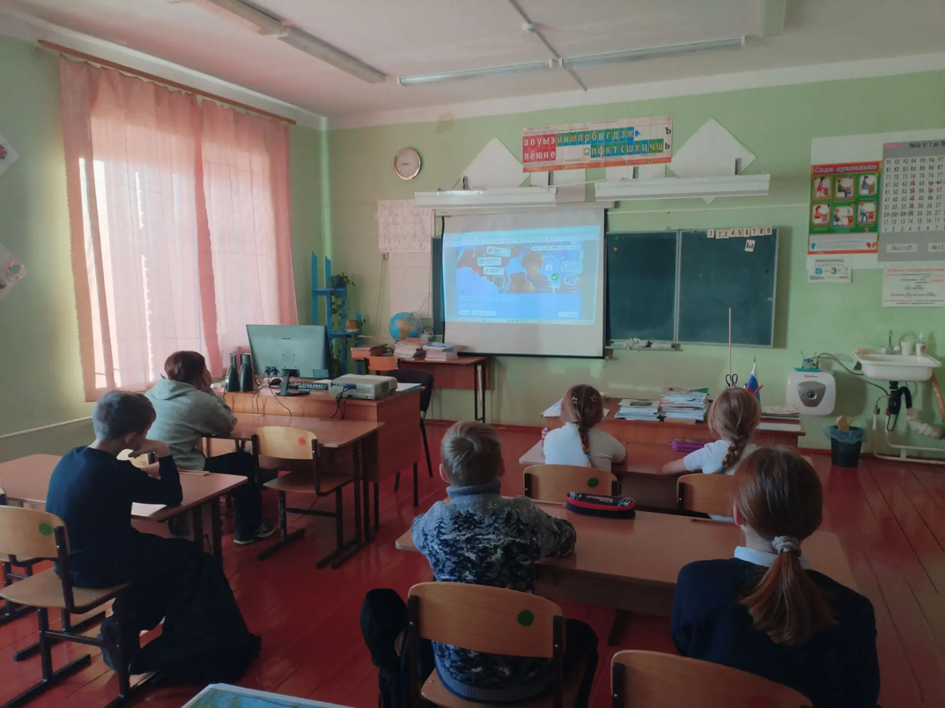 Интернет: друг или враг? Разбираемся на «Разговорах о важном» 🛡️💻