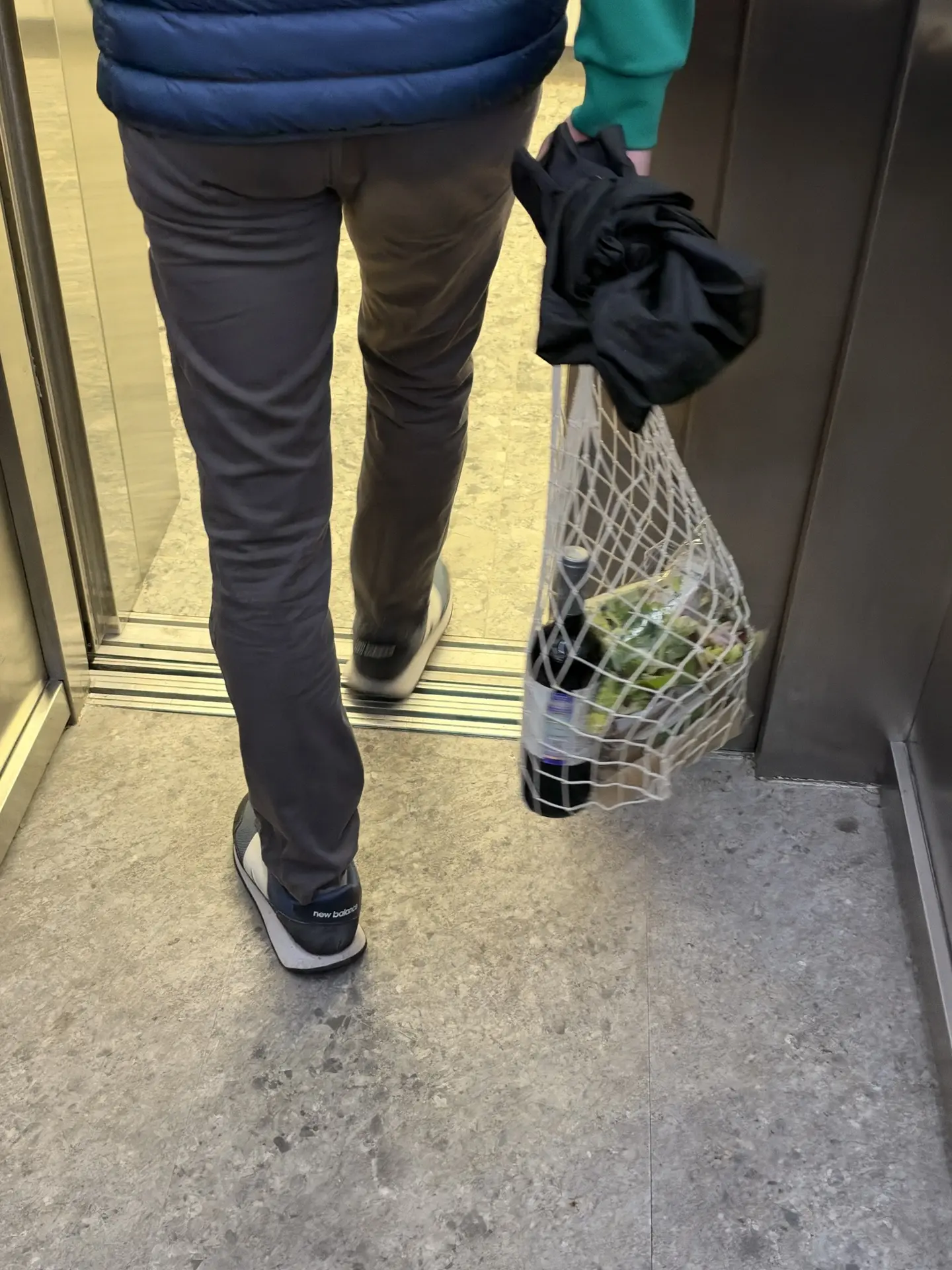 Прикольно выглядят люди с авоськами в наше время )
