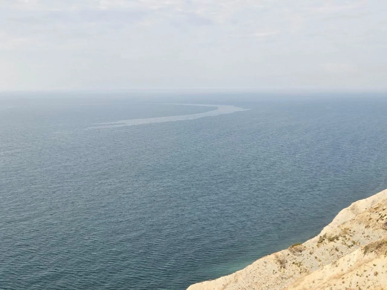 Жителей Анапы тревожит странное пятно в акватории моря в районе 800 ступеней.