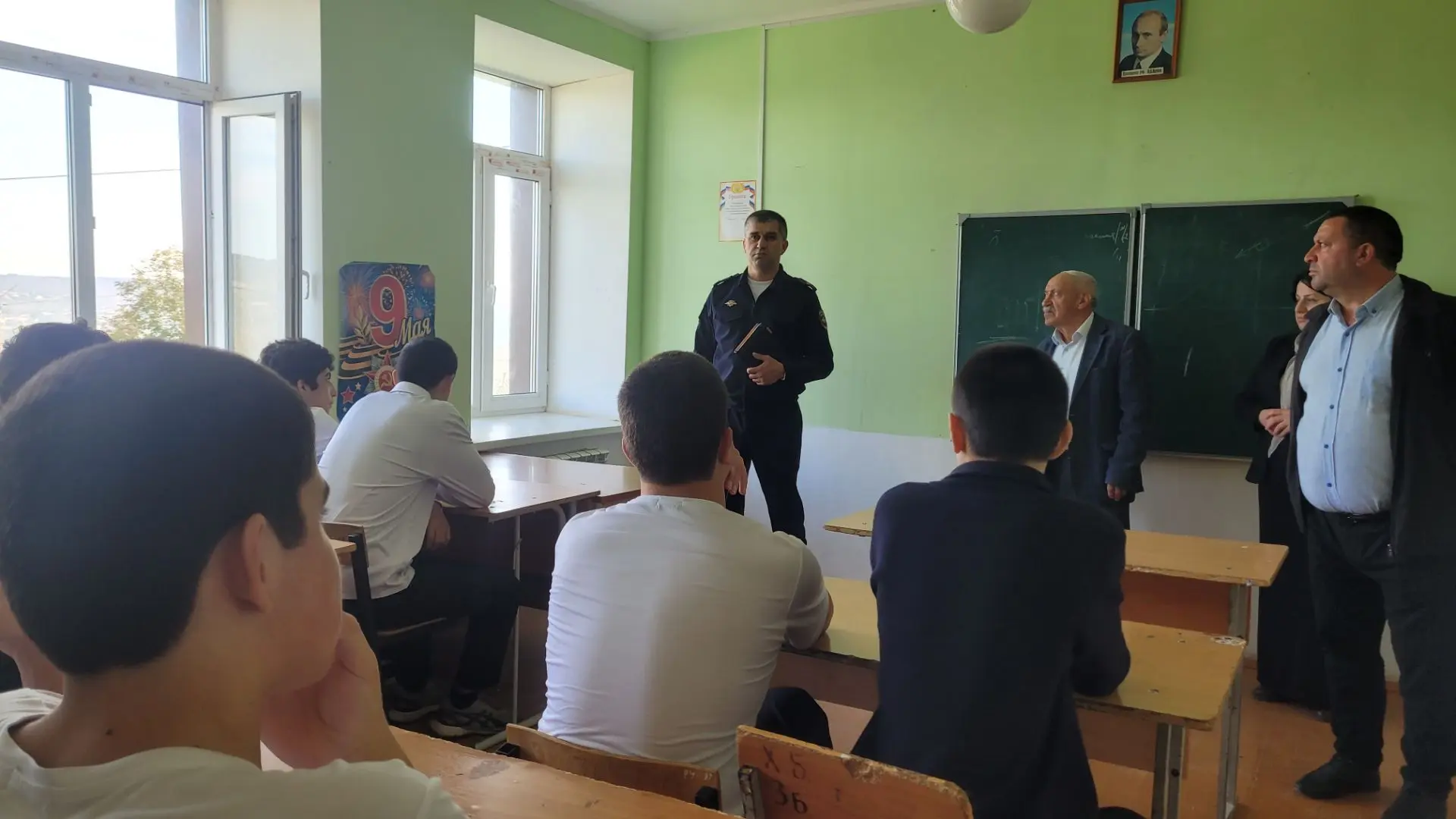 В МКОУ «Рушульская СОШ» в рамках акции «Чистое поколение» начальник ПДН  Ахмедов Д.А.пр...