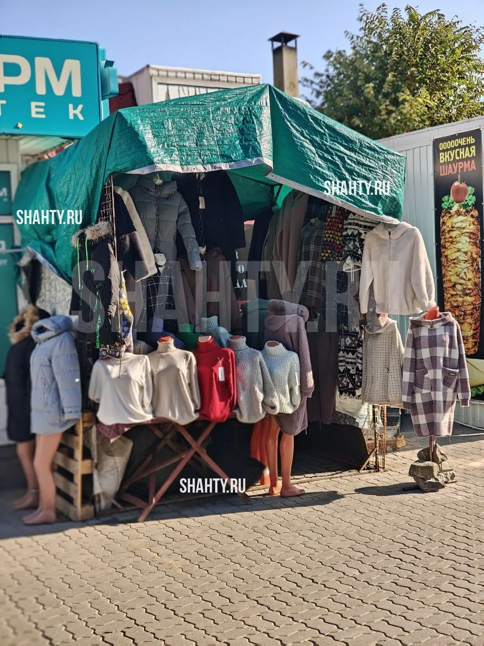 В центре города Шахты на предрыночной территории стоят такие торговые павильоны. Мы рас...