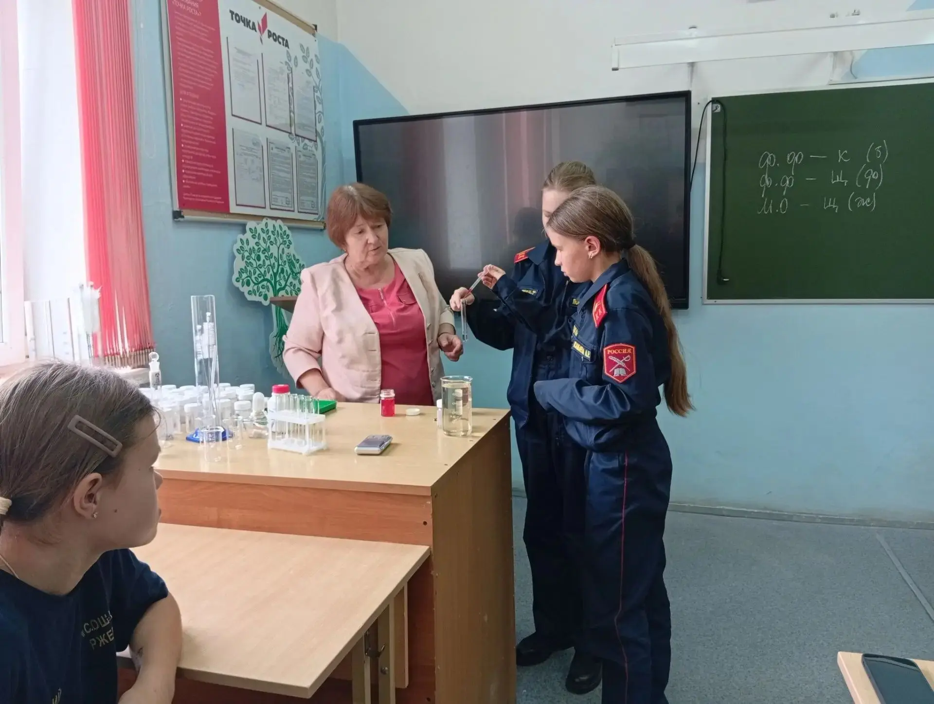 В течение сентября в центре «Точка роста» на базе МОУ «СОШ № 7» прошли  занятия курса «...