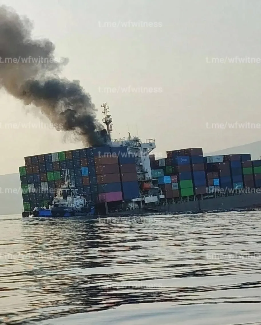 ВМС Корпуса стражей исламской революции заявили, что контейнеровоз с более чем 2,500 ко...