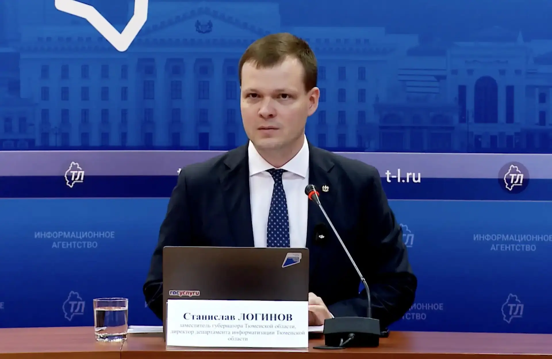 Сессии об искусственном интеллекте, робототехнические соревнования и товарищеский хокке...
