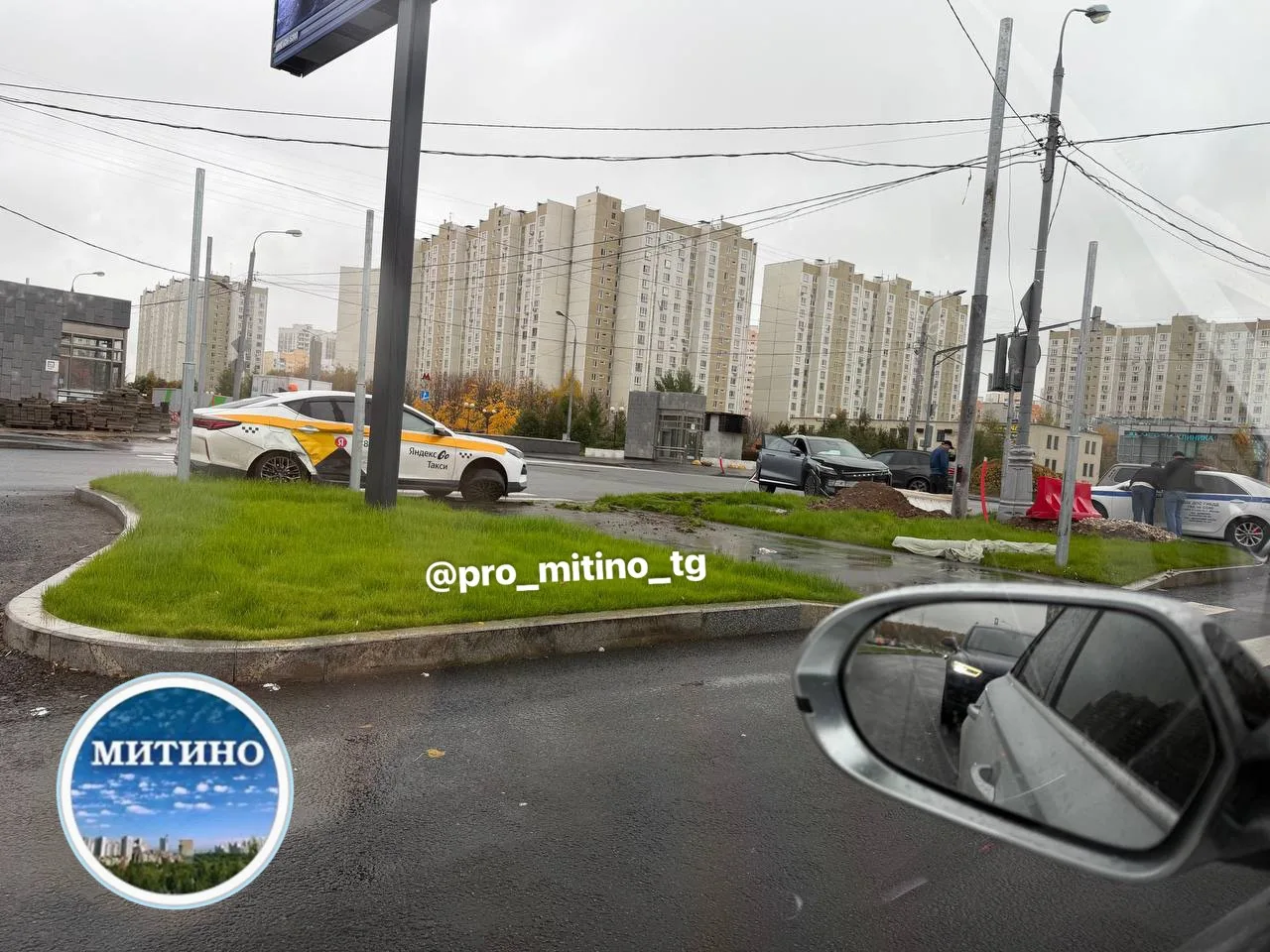 ДТП. ⚠️ «Разметки нет, ориентируемся по приборам»: авария у метро Митино