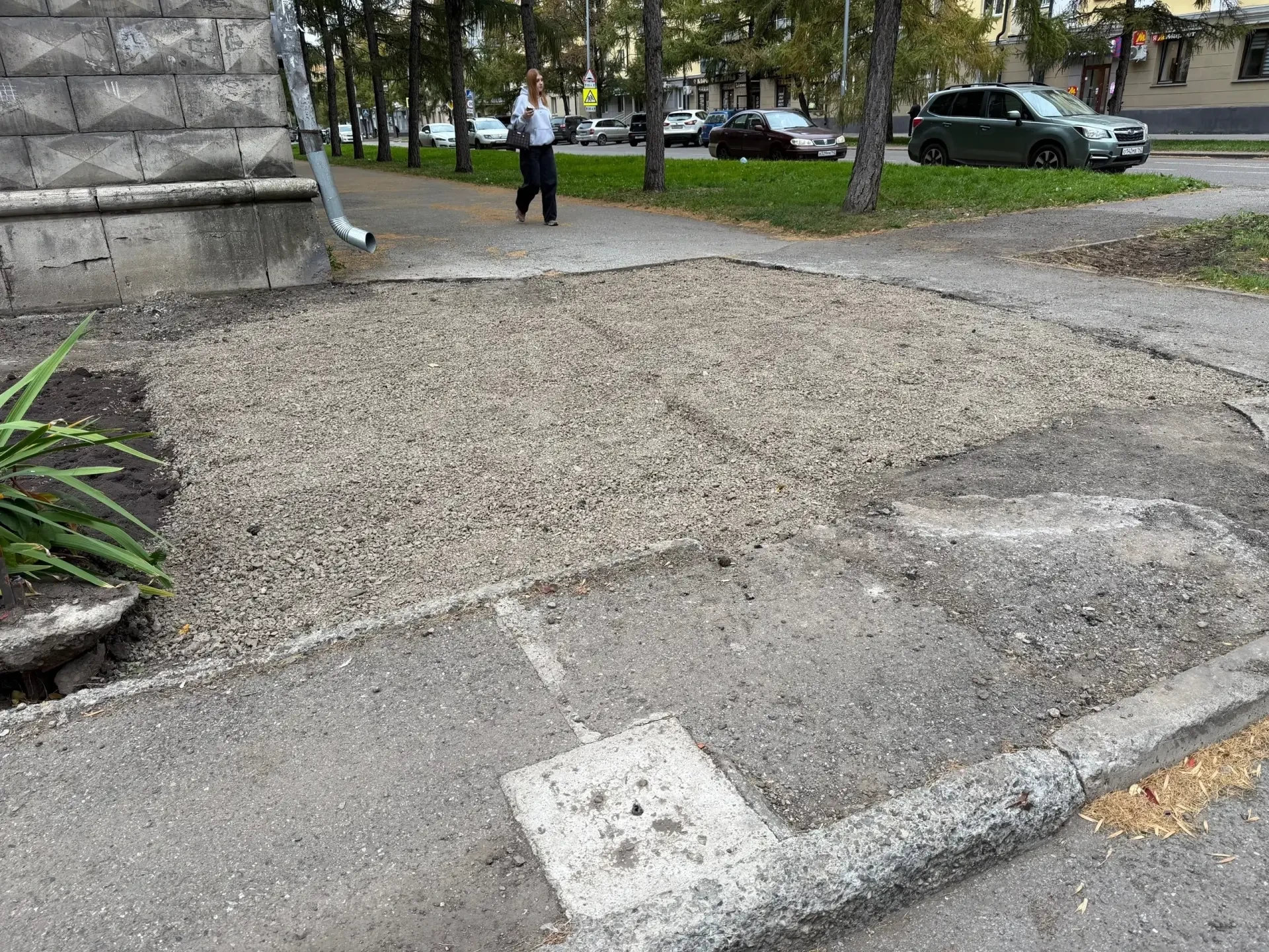 🚧 После замены труб у дома на улице Суворова исчез забор