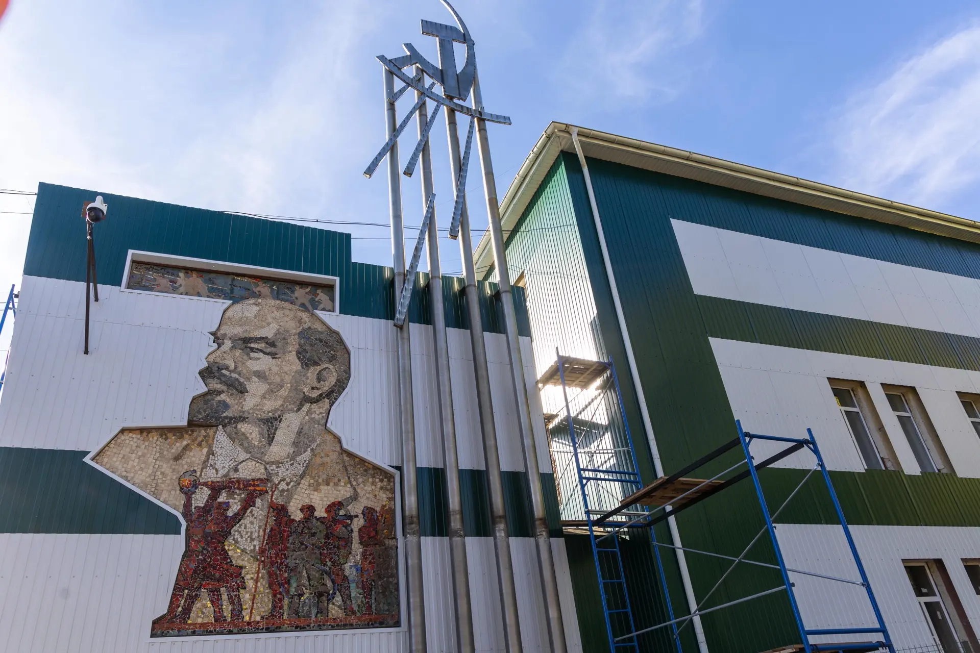 🧩 В Курске сохранили и отреставрировали уникальную советскую мозаику. Она является час...