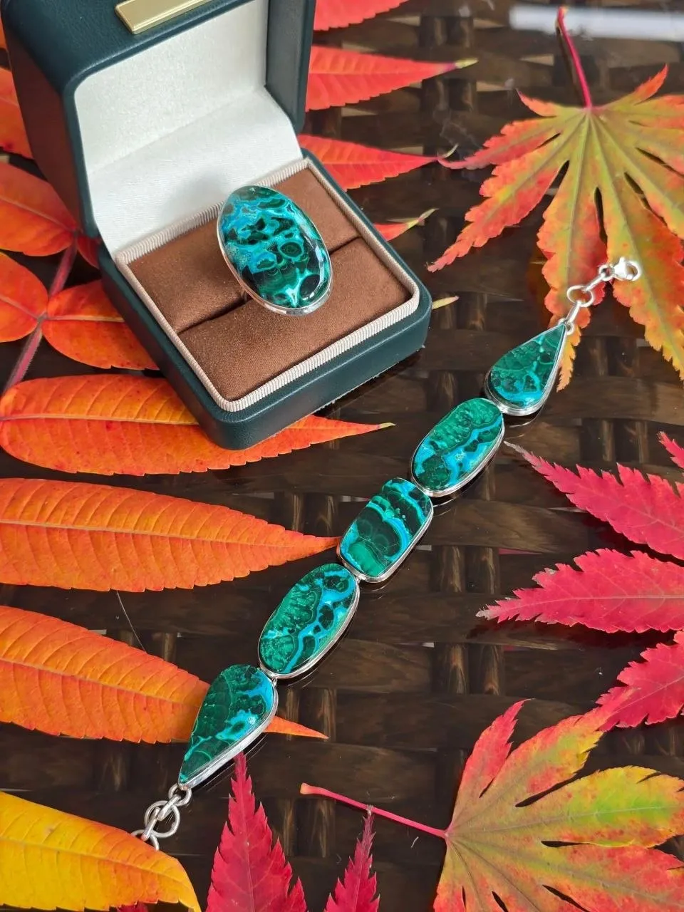 Хризоколла💚💙 в малахите очень красивый камень!