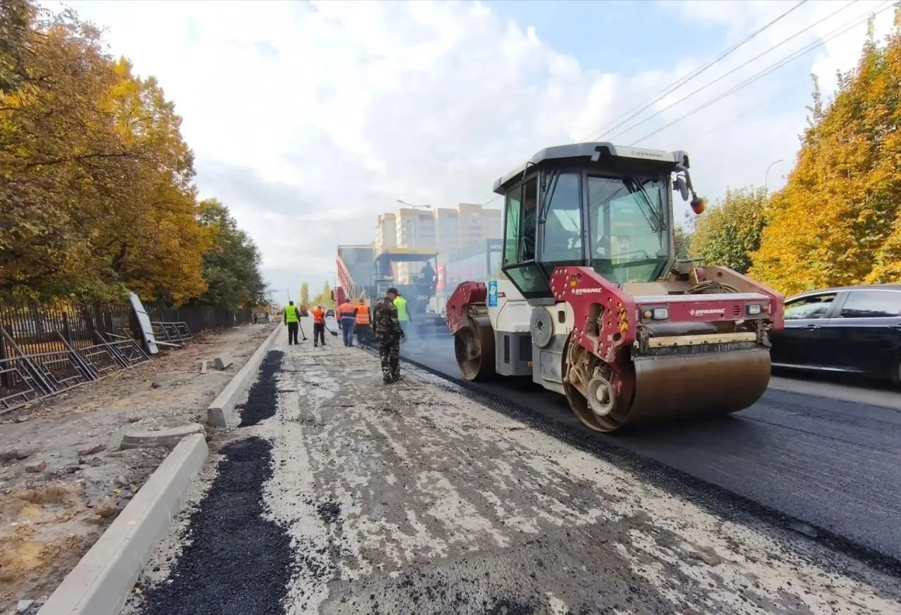 🛣 На Никифоровской в Тамбове укладывают выравнивающий слой асфальта