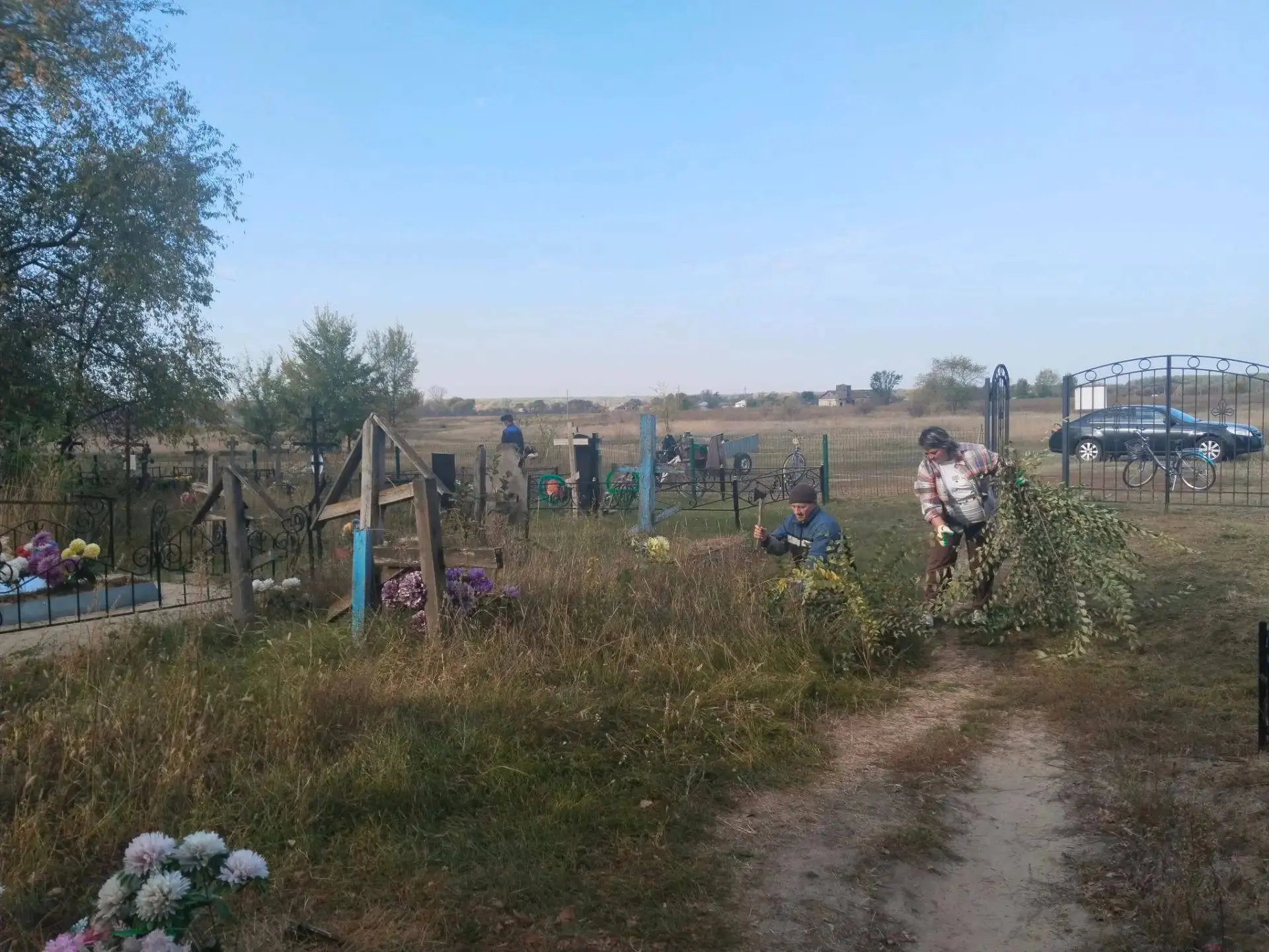 🍂 В селе Макашевка провели субботник на кладбище.