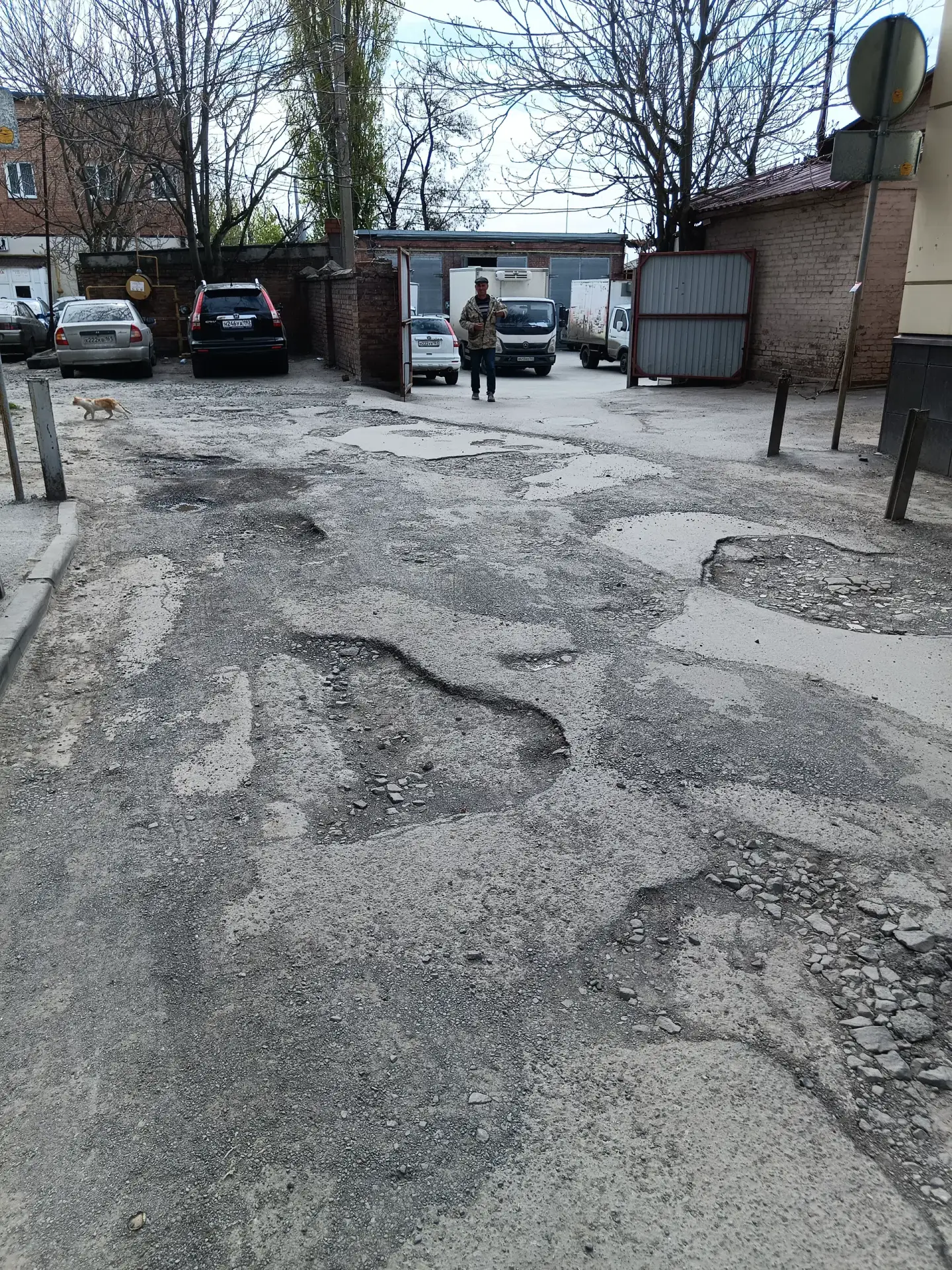 Въезд на Центральный рынок в Шахтах выглядит так, будто его сначала разбомбили, а потом...