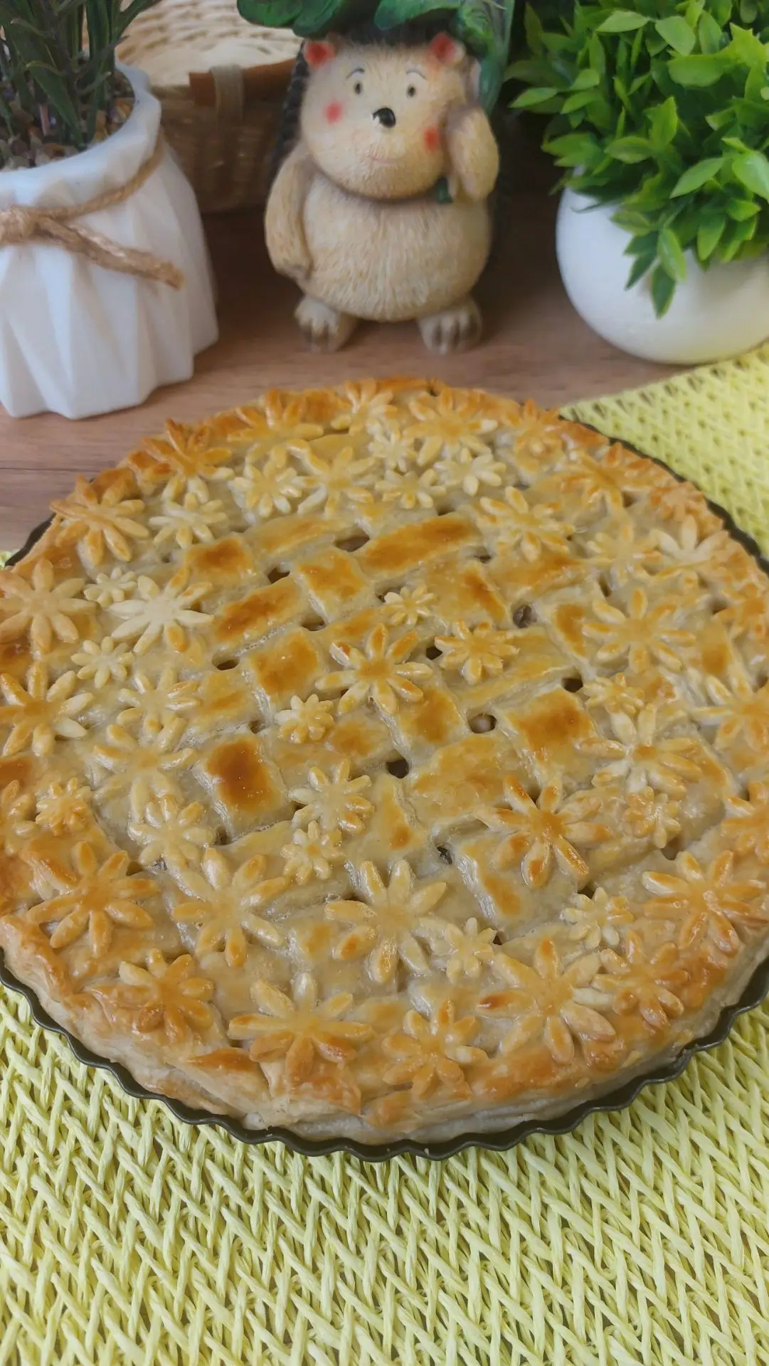 Сытный закрытый пирог из рубленого теста с начинкой из сочного куриного филе и обжаренн...