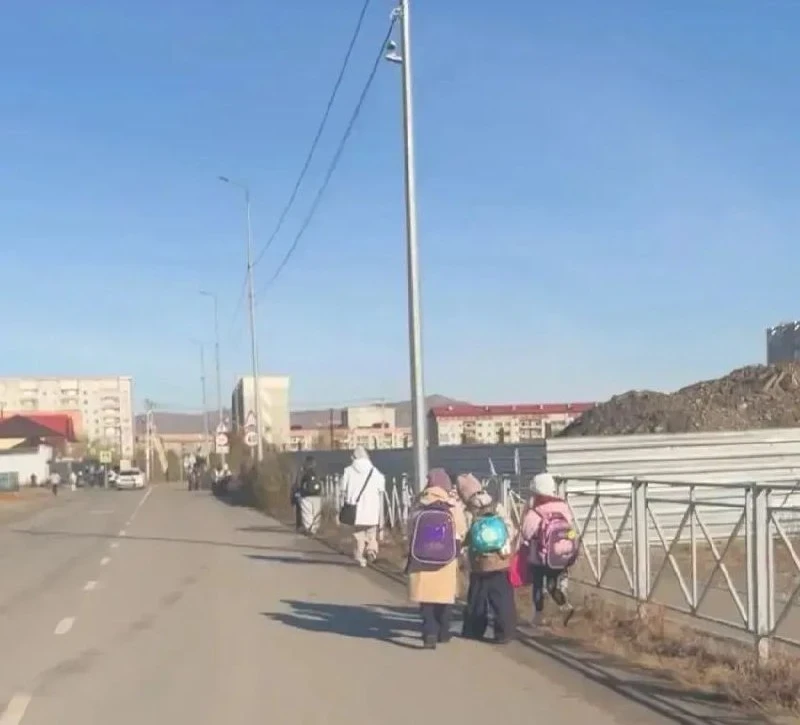В Кызыле застройщик перекрыл тротуар у школы №17 без обхода
