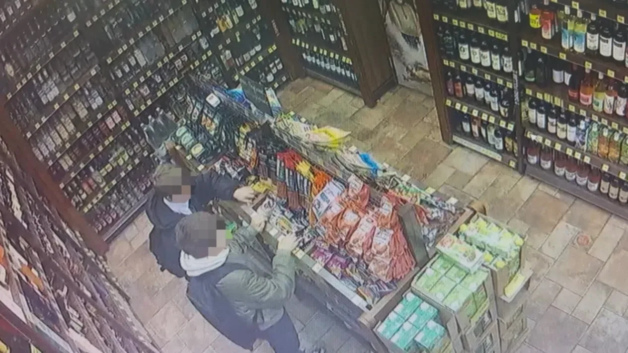 Родители данного чудесного ребёнка в зелёной куртке и в очках, просьба вас давать своем...