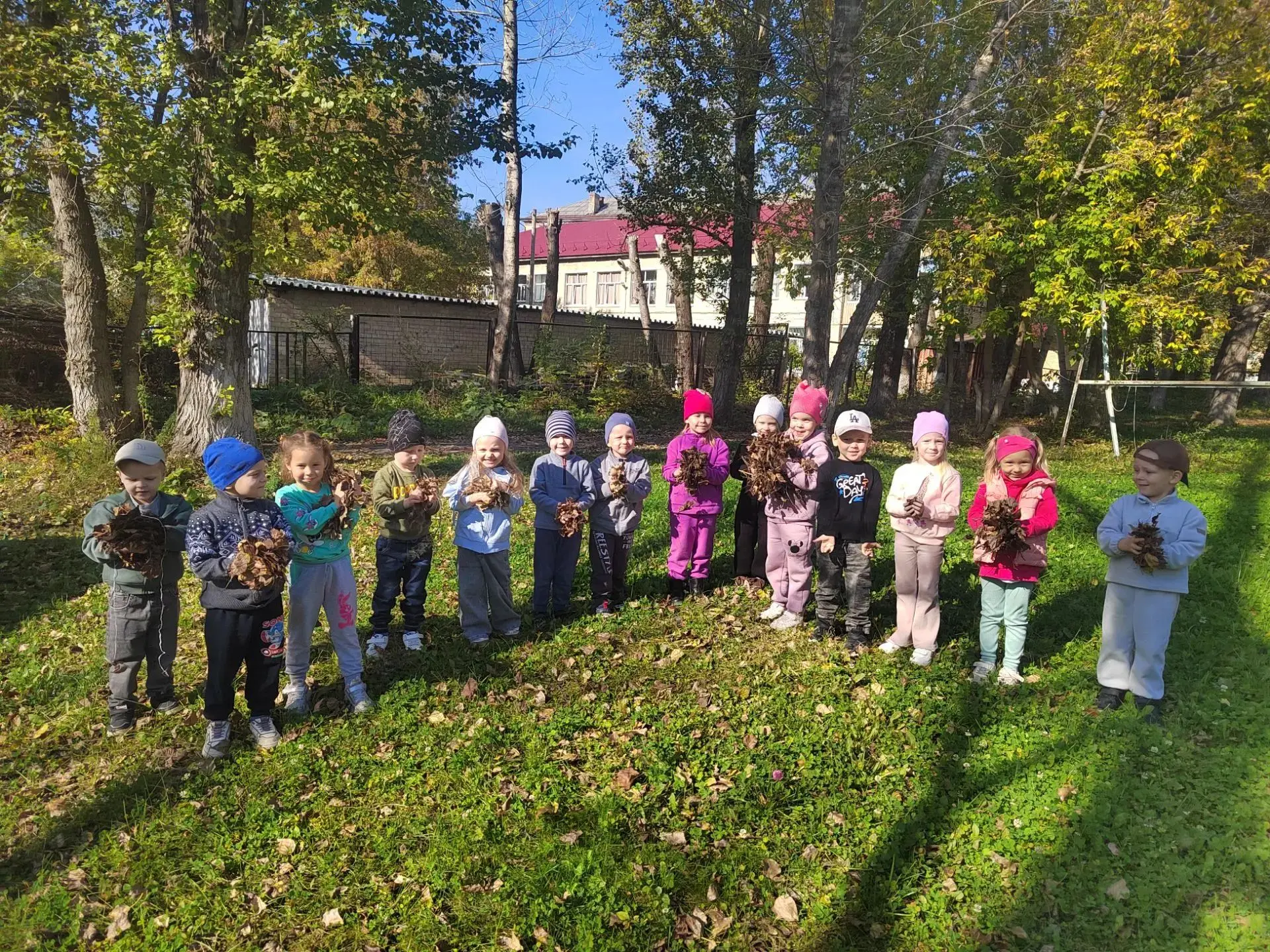 🌞 Наши малыши из средней группы сегодня особенно весёлые! В солнечный день они решили ...