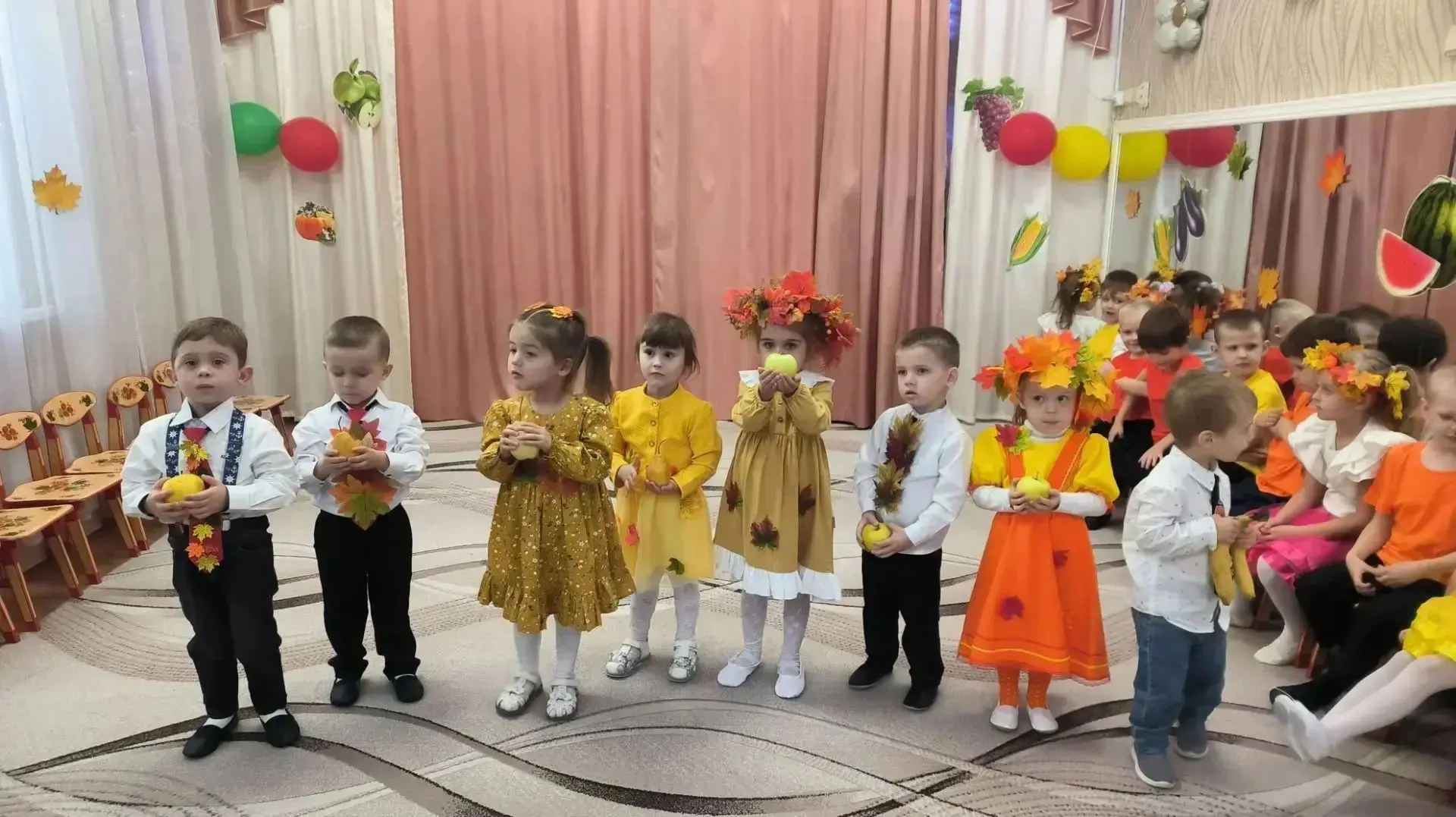 В нашем МБДОУ продолжается праздник "Золотая Осень", в котором приняли активное участие...