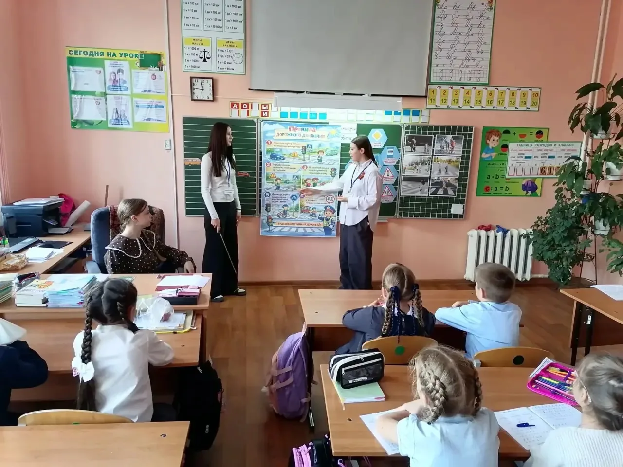 🚦 «Внимание — дети»: отряд ЮИД провёл занятия для младших школьников! 🚦