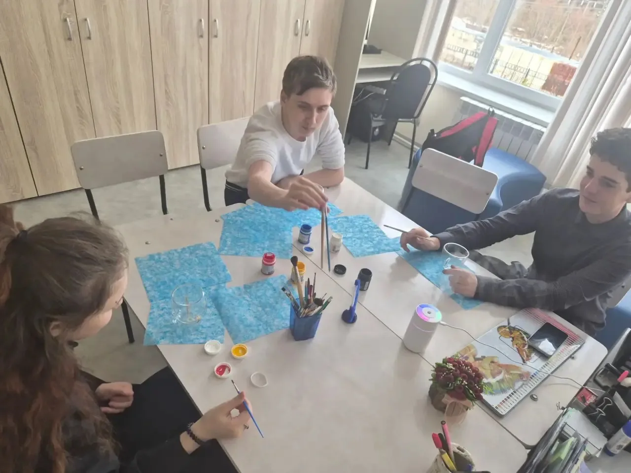 В 11 классе прошел классный час,посвящённый Дню матери, который закончился творческой р...