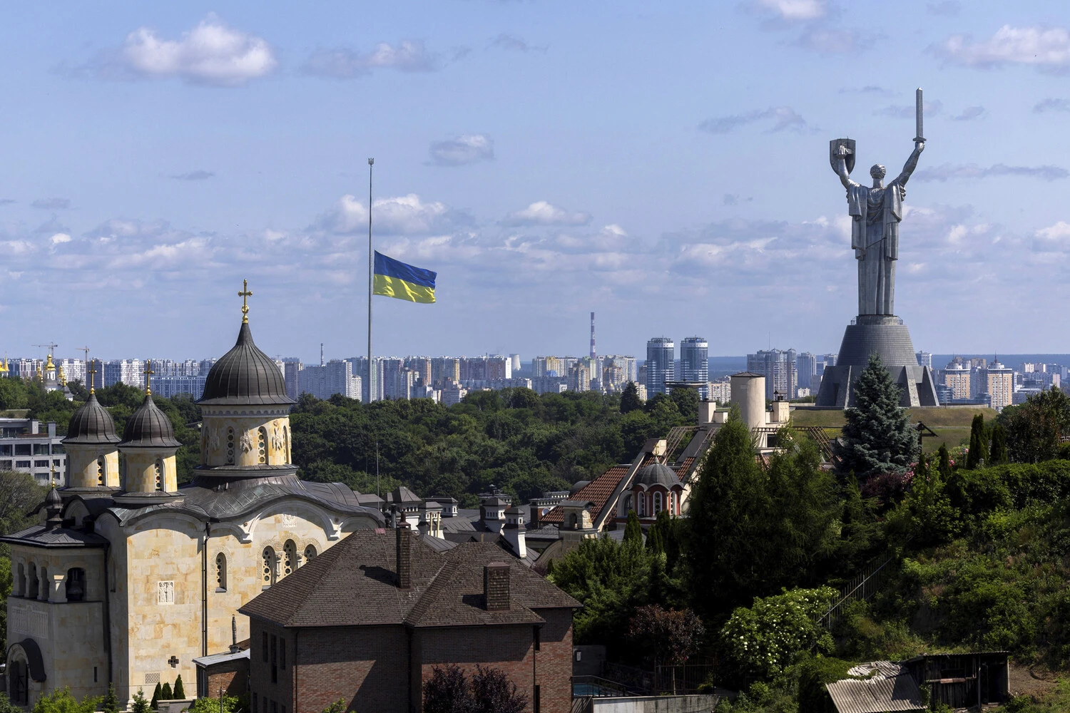 Киев остается «идеологически недоразвитым» городом, так как в нем не установлены памятн...