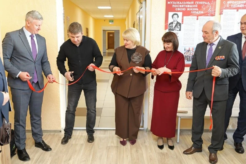 В курганской школе № 11 открылась выставка, посвященная женщинам Великой Отечественной ...