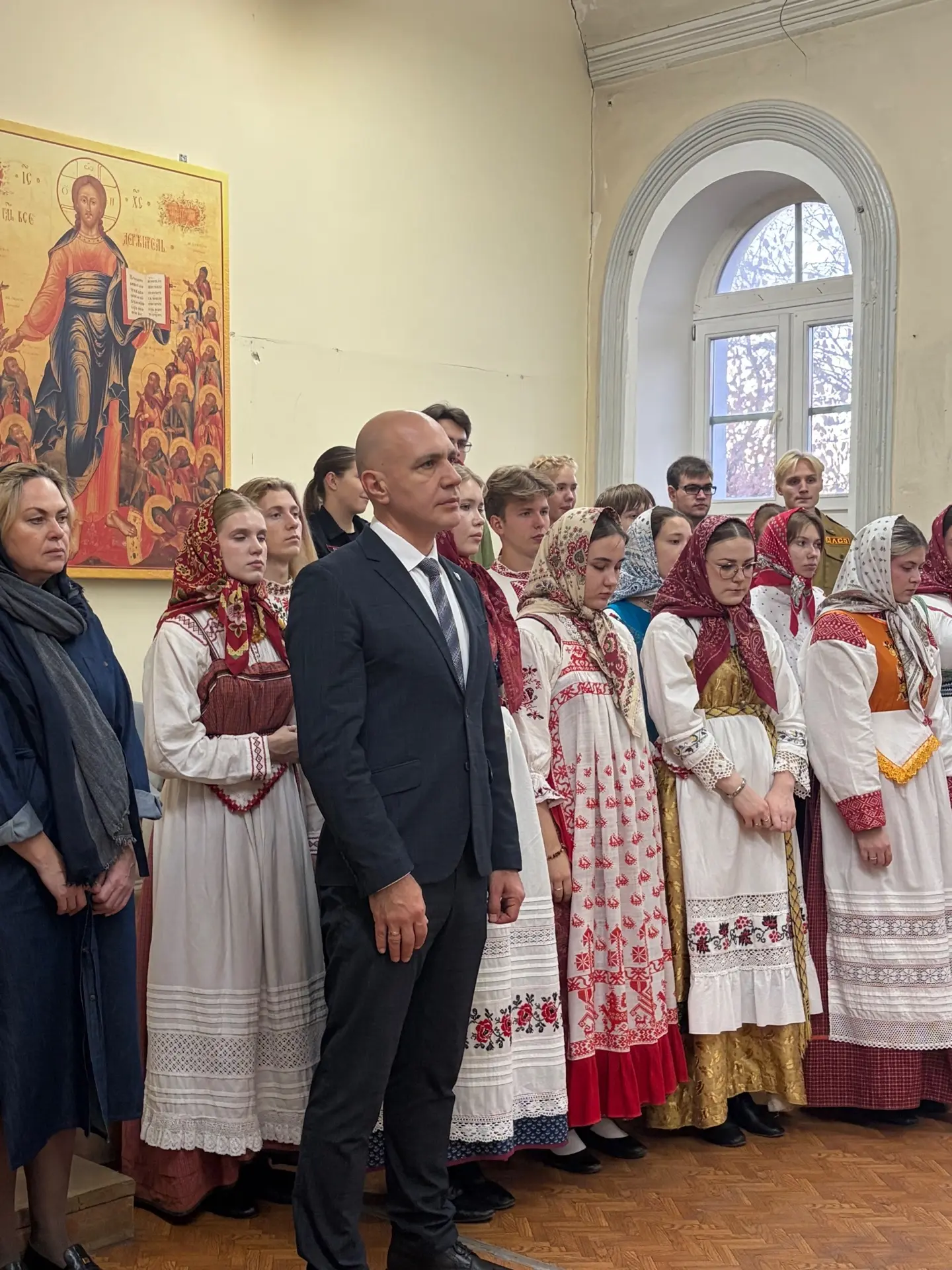 Посмотрите, какие красивые студенты пришли сегодня на молебен в честь праздника Покрова...