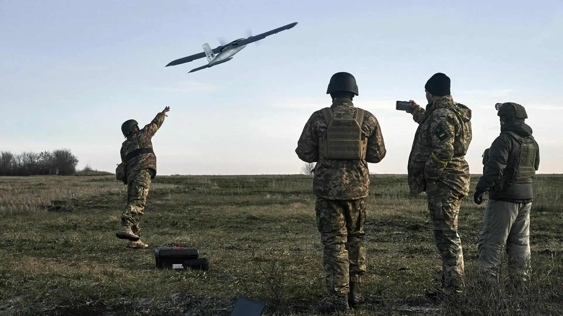 РОССИЙСКИЕ ДРОНЫ НОЧЬЮ АТАКОВАЛИ ПОРТОВУЮ ИНФРАСТРУКТУРУ УКРАИНЫ И СУДА В ОДЕССКОЙ ОБЛАСТИ