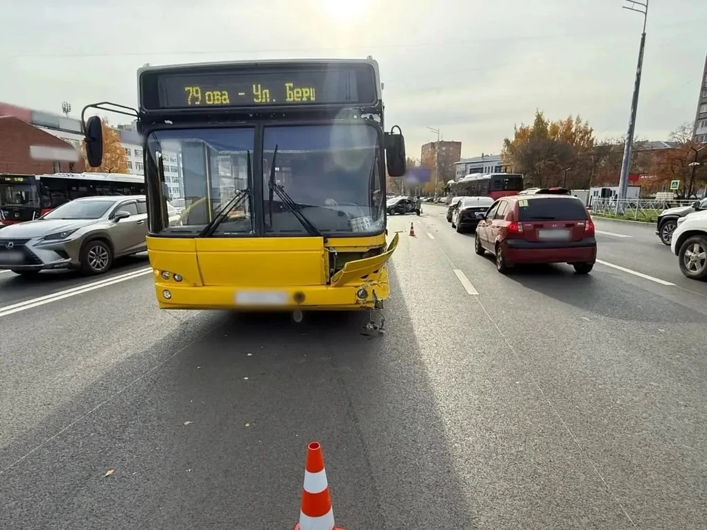Автобус №79 врезался в автомобиль на улице Удмуртской в Ижевске, сообщает Госавтоинспек...