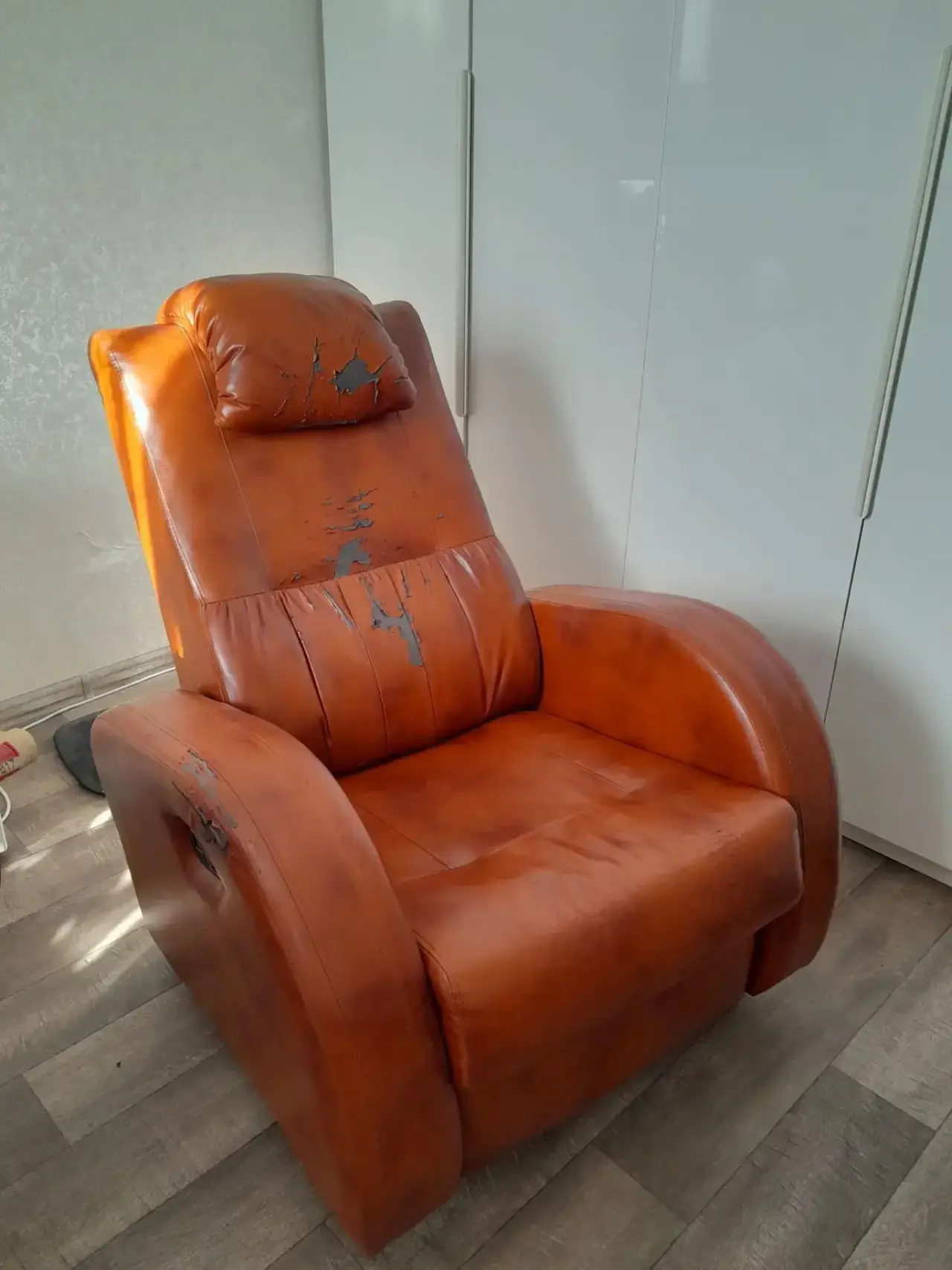 Кресло качалка. Отдам  даром. Самовывоз. 89179185605. Писать макс, ватцап.