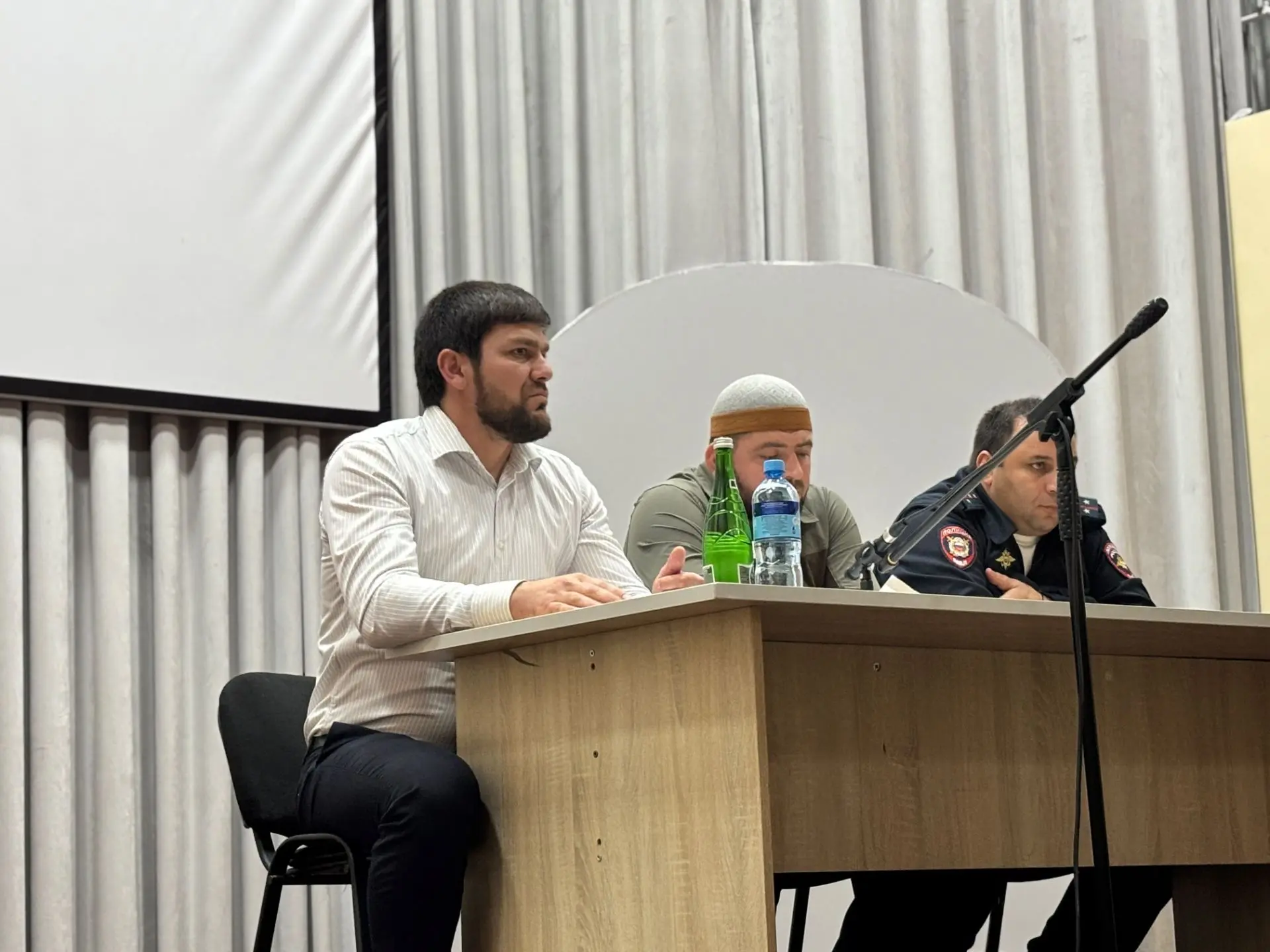 Также в общешкольном родительском собрании принял участие начальник ПДН ОМВД по Кизлярс...