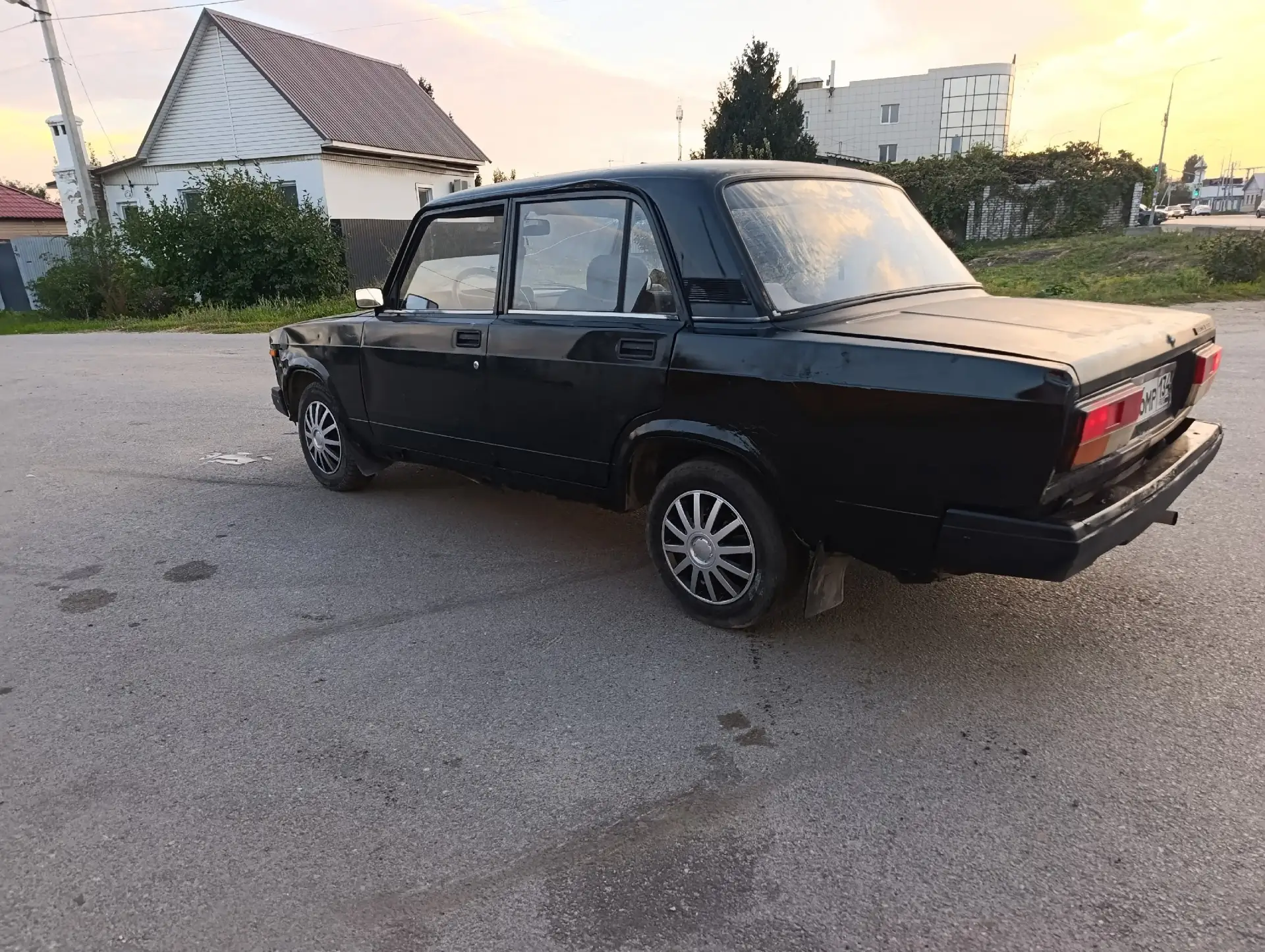 Продам ваз 2107-2011 года на полном ходу сел поехал, есть косяки по кузову, нужно прива...