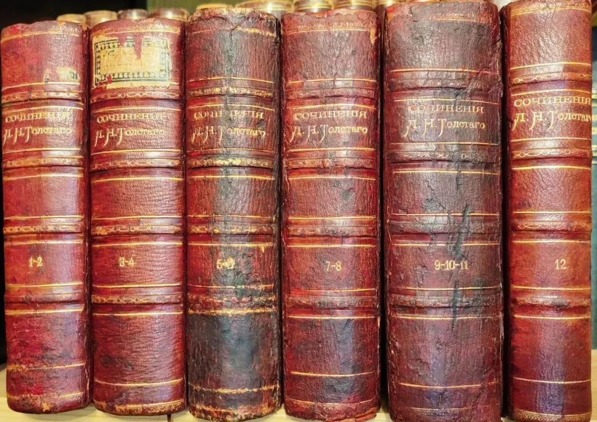 🫪 Петербуржец продает собрание Толстого 1887 года за 380 тысяч рублей.