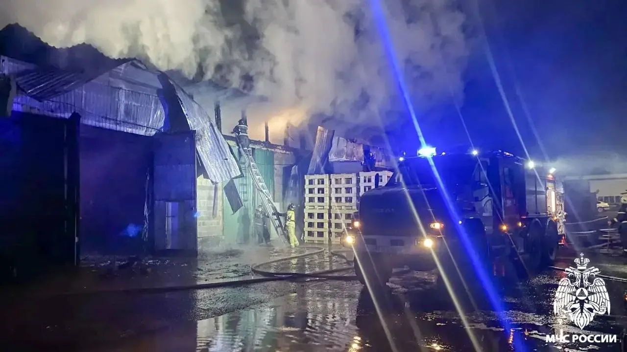 Новокузнецк загорелся склад на улице Слесарной