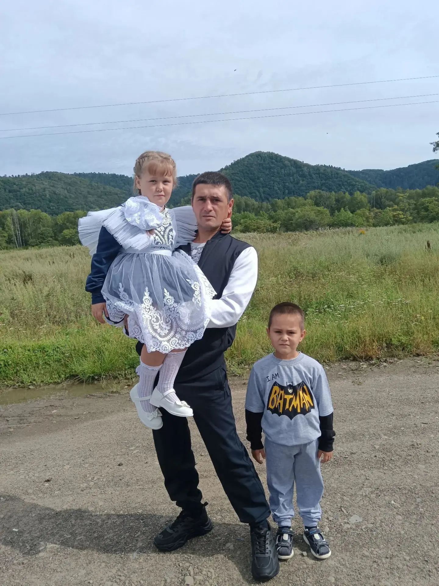 Наш папа самый добрый в мире, надёжный верный друг. Занятий много у него, всё всё умеет...